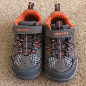 Used toddler Merrell Trail Chaser JR Hiking Sneaker. Size: 7 Wide.